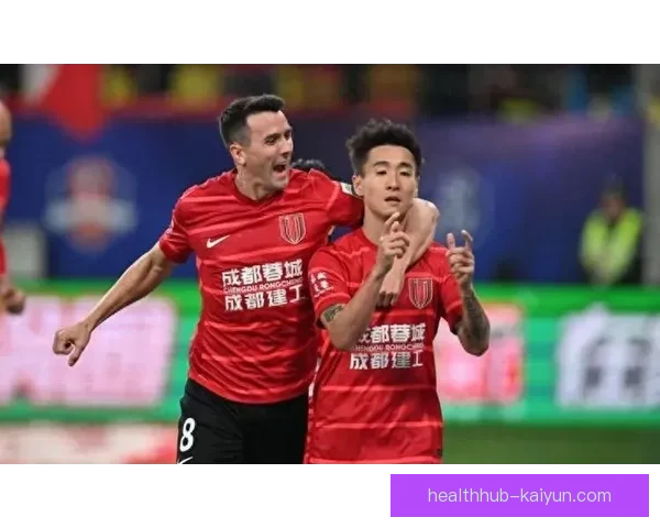 裁判决策引发争议，精彩对决表现亮眼，球迷热议比赛风波